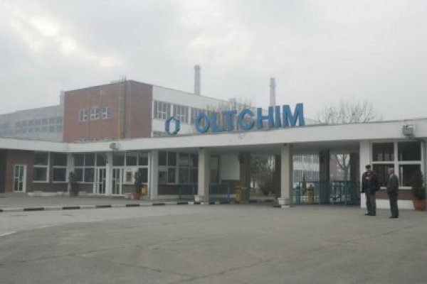 Angajaţii Oltchim iau salariile restante la sfârşitul săptămânii, când se reia parţial activitatea